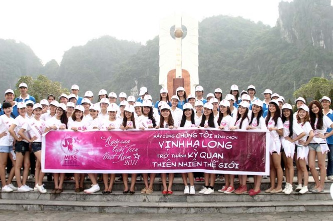 Chụp ảnh ở tượng đài liệt sĩ để vận động bình chọn cho Vịnh Hạ Long