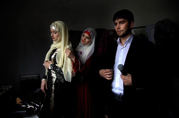 Hai nghệ sĩ Chechnya chuẩn bị ra sân khấu biểu diễn. Luật lệ phụ nữ phải đội khăn trùm đầu khi đến những nơi công cộng là điều mà các nữ nghệ sĩ phải luôn tuân thủ, bởi họ xuất hiện rất thường xuyên trước công chúng