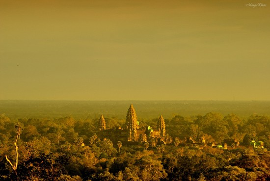 Cả quần thể Angkor bao gồm rất nhiều khu đền với kiến trúc hoàn toàn khác nhau. Một phần không thể thiếu trong hành trình ở đây là được ngắm hoàng hôn trên đỉnh Bakhem