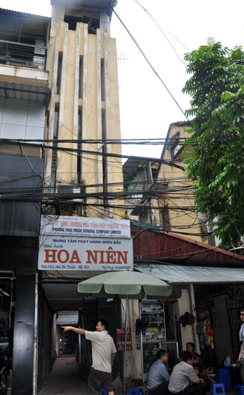 Ngôi nhà kỳ dị được xây dựng 3 tầng tại một con ngõ nhỏ trên phố Bà Triệu....