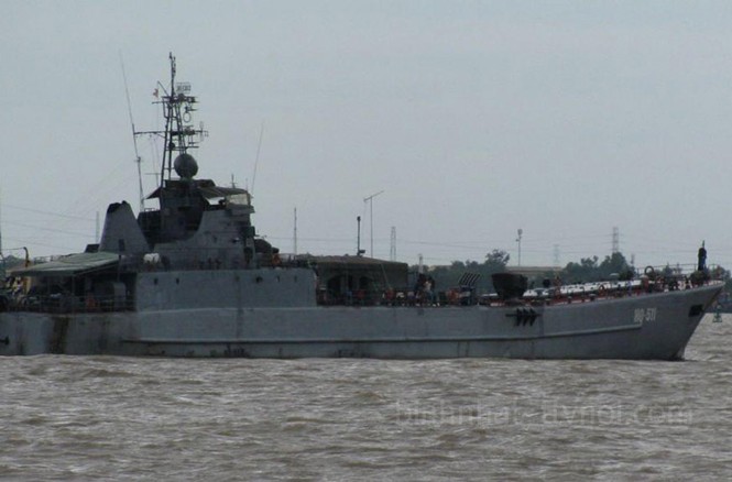 Tàu đổ bộ hạng trung Polnocny B (project 771) do Ba Lan thiết kế chế tạo. Tàu có lượng giãn nước 834 tấn (toàn tải), dài 73m. Tàu trang bị 2 cụm pháo phản lực 140mm 8 nòng dùng để yểm trợ hỏa lực cho đơn vị hải quân đánh bộ đánh chiếm bờ biển