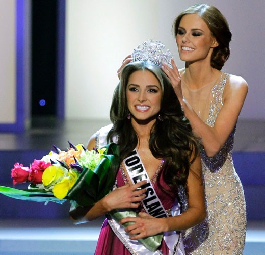 Cô nhận vương miện từ Hoa hậu Mỹ 2011, Alyssa Campanella