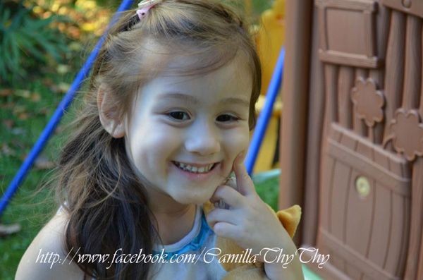 Cô bé còn được mẹ tạo fanpage và liên tục cập nhật thông tin, hình ảnh. Có rất nhiều bạn trẻ hâm mộ cô bé lai này bởi vẻ ngoài dễ thương và trình độ nói tiếng Việt siêu đẳng