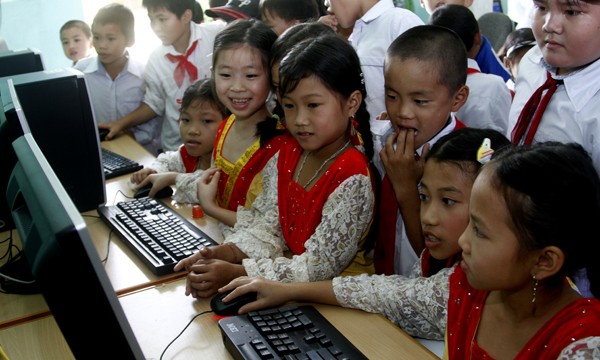 Các em học sinh thích thú với việc lần đầu được truy cập internet