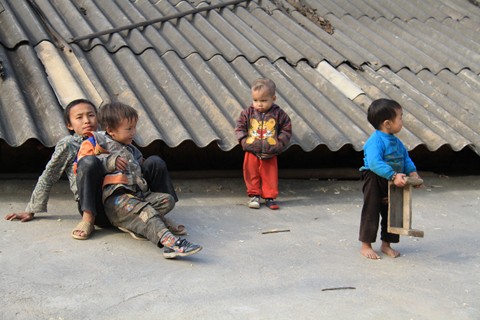 Các em nhỏ ở huyện Quản Bạ (Hà Giang). Em chân đất, em quần rách, em dép lê trong cái rét cắt da cắt thịt. Ảnh: Trường Phong.