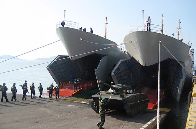 Hải quân đánh bộ và xe tăng lội nước Pt-76 di chuyển vào trong “bụng” tàu đổ bộ 600 tấn chuẩn bị cho cuộc diễn tập