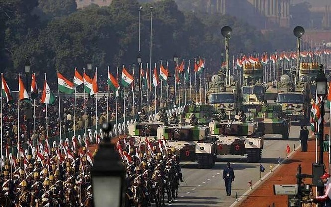 Siêu tăng quốc nội Arjun (trước), xe vận chuyển bộ binh,
siêu tên lửa BrahMos và một loại tên lửa không rõ tên