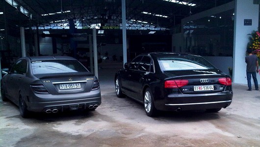 Mercedes C63 AMG (trái)
