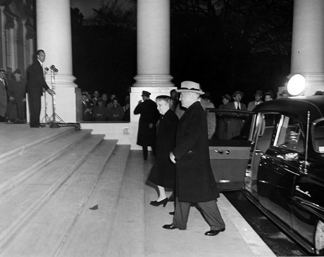 Tổng thống Harry S Truman và phu nhân Bess W Truman trở lại Nhà Trắng sau khi dự án cải tạo được hoàn thành