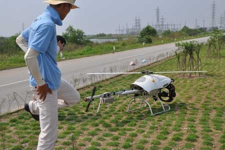 Chuẩn bị sẵn sàng cho chuyến bay, UAV thiết kế một chong chóng chính và chong chong đuôi ổn định. TITAN có khả năng cất hạ cánh hoàn toàn tự đông, bay theo lập trình định sẵn