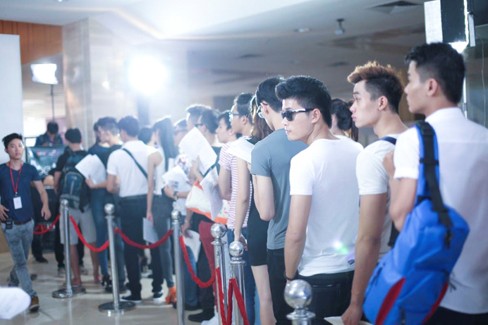 Các thí sinh xếp hàng dài chờ đăng ký