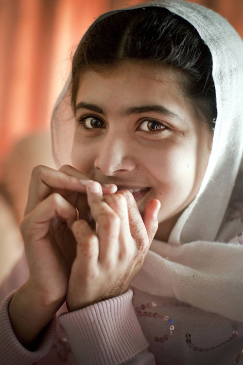 Chính những hành động dũng cảm này đã khiến Malala bị hai tay súng Taliban bắn trọng thương ở đầu tại quê nhà, thung lũng Swat thuộc tỉnh Khyber Pakhtunkhwa vào tháng 10/2012