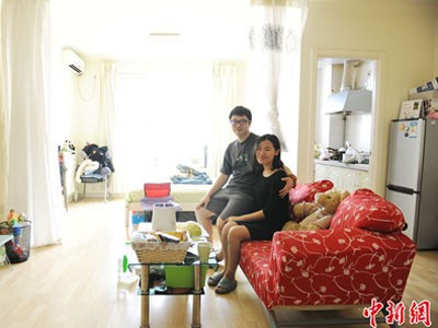 Cặp vợ chồng trẻ Zhang – Qing rất chú trọng không gian sống nên họ quyết định bỏ ra 3.000 NDT/tháng (khoảng 10 triệu VND) để thuê một nhà trọ rộng rãi tràn ngập ánh sáng. Cho dù giao thông không quá thuận lợi nhưng nơi ở yên tĩnh. Tuy nhiên họ cũng cho biết họ sẽ rời Bắc Kinh để sinh sống ở một thành phố khác trong một tương lai gần