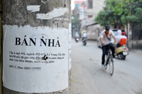 Việc quảng cáo bất động sản qua tờ rơi, tin nhắn rác tiết kiệm chi phí hơn nhiều so với các hình thức khác như báo chí, internet...