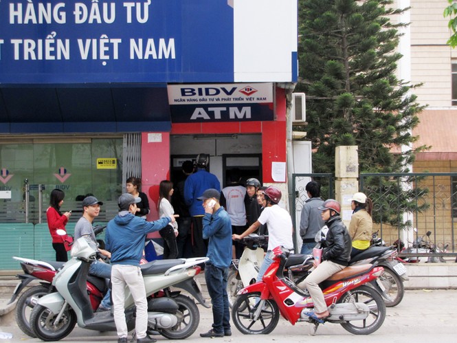 Các cây ATM cạnh trường học thường tập trung nhiều người cùng rút tiền một lúc, rất dễ bị nhìn trộm mã pin