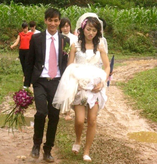 Một đám cưới khác ở miền Tây, cô dâu đi dép tổ ong, vén váy bước qua con đường lầy lội bên cạnh chú rể đang tươi cười. Ảnh: Facebook Thế giới teen