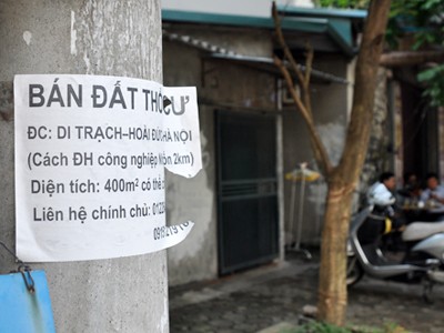 Những tờ rơi tiếp thị đất thổ cư xuất hiện ở nhiều con phố trên địa bàn Hà Nội