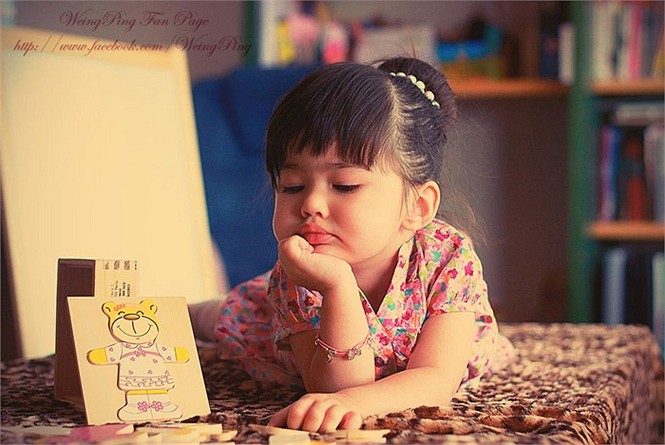Weingping tên thật là Weingping Benedetta Morakot Kunisch, có mẹ là người Thái Lan, bố là người Đức.