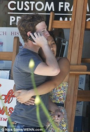Dù bận đến mức nào, Mark Zuckerberg luôn dành thời gian bên cạnh bạn gái Priscilla Chan
