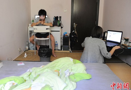 Thông qua một công ty môi giới bất động sản uy tín, Tiedan và vợ may mắn tìm được một căn phòng với giá thuê phải chăng 1.700 NDT/tháng. Do công việc của hai người chủ yếu ở nhà nên điều kiện sinh hoạt là điều vô cùng quan trọng