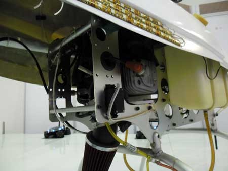 UAV TITAN trang bị động cơ xăng đốt trong và 2 bình xăng loại 3 lít