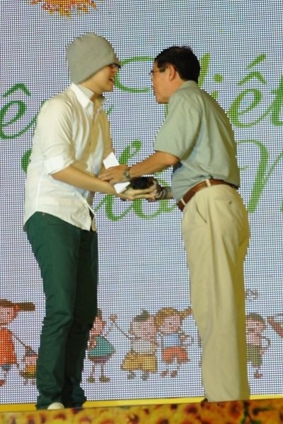 Tháng 11/2012 anh vẫn nở nụ cười quen thuộc tại chương trình hát từ thiện vì bệnh nhi ung thư nghèo.
Ngày 21/7/2013, Tuấn Anh khép cuộc đời ngắn ngủi nhưng trọn vẹn của anh trong vòng tay yêu thương của gia đình, bạn bè. Anh vẫn luôn để lại trong lòng người hâm mộ hình ảnh của chàng ca sĩ dễ thương, yêu nghề và kiên cường với bệnh tật cho đến phút cuối của cuộc đời