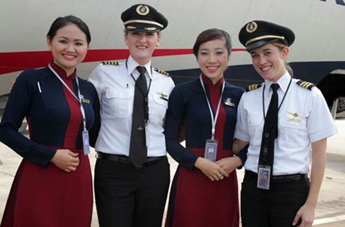 Cùng đoàn bay với Ann, Laurel Cook, 26 tuổi đến từ bang California (Mỹ) lại yêu thích và muốn trở thành phi công sau một chuyến du lịch bằng máy bay từ thời thơ ấu. Ảnh: Laurel Cook, ngoài cùng bên phải