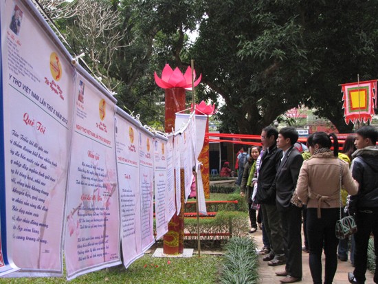 Nhiều người đã đến đọc thơ