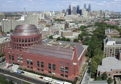 7. Trường Wharton thuộc Đại học Pennsylvania Tỷ lệ sinh viên có việc làm sau 3 tháng tốt nghiệp: 92% Mức lương khởi điểm bình quân: 121.000 USD