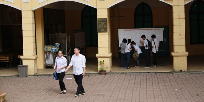 Sau kỳ thi tốt nghiệp, từ sân trường này, sẽ có nhiều những tân sinh viên của các trường đại học. Một cuộc sống mới, một chân trời rộng mở đang chờ đón các em ở phía trước.