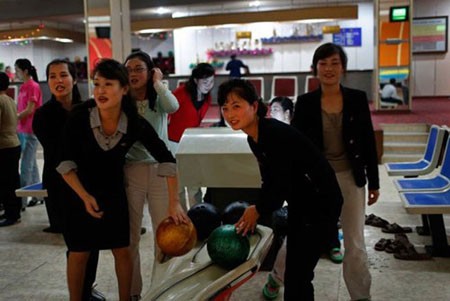 Bowling, một môn chơi được xem là đẳng cấp của nhà giàu, đã có mặt khá lâu tại Bình Nhưỡng.Trong ảnh là một số phụ nữ đang đấu bi-a ở một trung tâm vui chơi tại Bình Nhưỡng