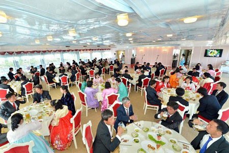 Người giàu Triều Tiên ăn uống trên chiếc du thuyền Taedong. Du thuyền này chính thức được đưa vào hoạt động hồi cuối tháng 4 vừa qua