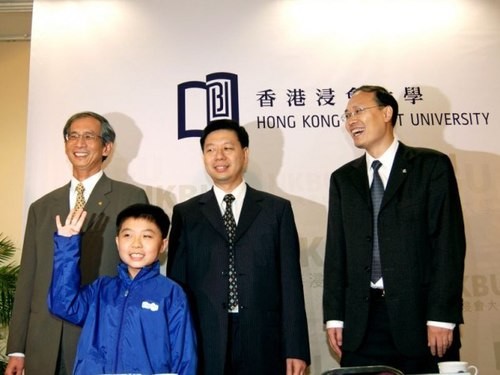 March Tian, 9 tuổi, là người trẻ nhất bước vào giảng đường đại học tại Hồng Kông. Cậu hoàn thành vượt trội các chứng chỉ A toán cao cấp và chứng chỉ B ngành tThống kê. Cậu cũng được cấp 8 bằng chứng chỉ GCSE cùng một lúc khi đang theo học các chứng chỉ khác. March Tian được đặc cách theo học chương trình cử nhân chuyên ngành kép bao gồm bằng Cử nhân Khoa học toán học và bằng thạc sĩ triết học trong toán học. Năm 2011, March Tian xuất sắc hoàn thành khoá học sớm hơn trước một năm so với dự kiến. Hiện cậu đang học cấp bậc tiến sĩ chuyên ngành toán tại Mỹ