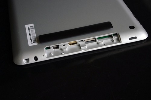 Bên dưới là loạt cổng kết nối, bao gồm HDMI, micro USB và khe đọc thẻ nhớ