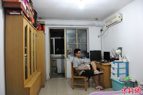 Wen Tao và vợ hiện đang thuê được một căn hộ gần nơi làm việc của cả hai. Tuy nhiên với giá 3.200 NDT/tháng, họ nghĩ đến lúc phải tiết kiệm hơn để dành dụm cho tương lai