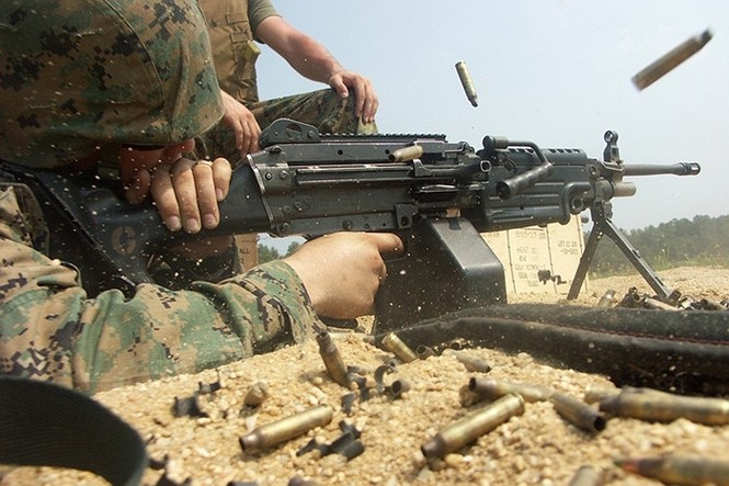 Súng máy tự động M249, cỡ đạ 5.56 mm và băng đạn 100 viên