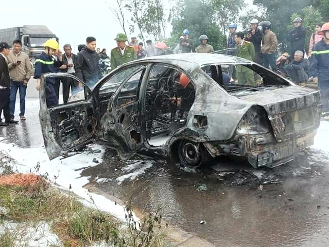 Ôtô cháy ngùn ngụt khi đang lưu thông trên quốc lộ - ảnh 3