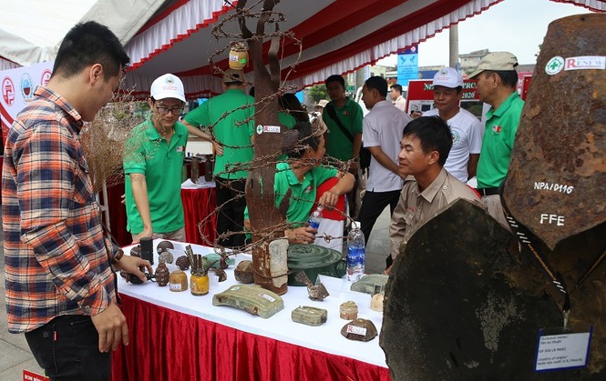 800.000 tấn bom đạn 'ẩn mình' trong lòng đất - ảnh 1
