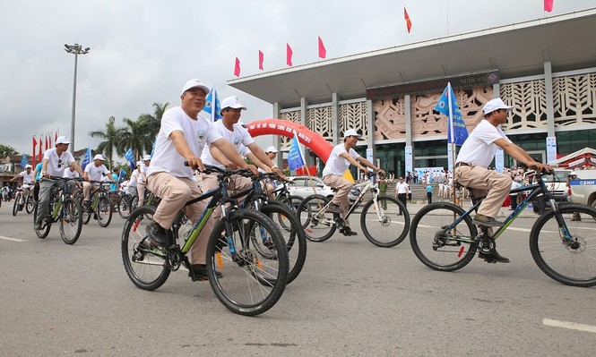 800.000 tấn bom đạn 'ẩn mình' trong lòng đất - ảnh 2