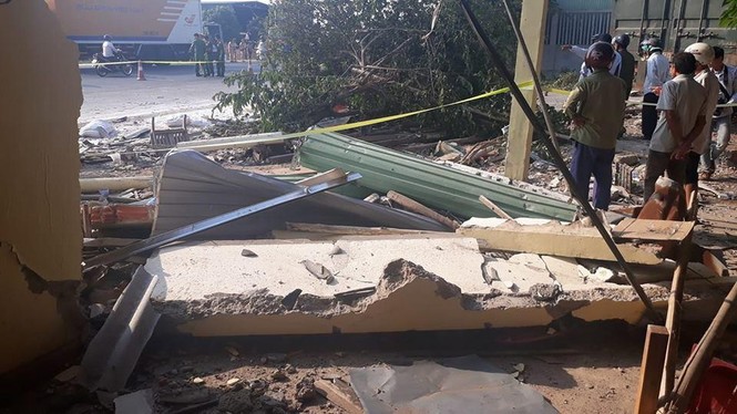 Xe container đâm xe tải làm sập nhà dân, 1 người chết - ảnh 2