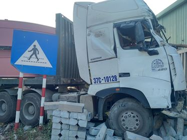 Xe container đâm xe tải làm sập nhà dân, 1 người chết - ảnh 4