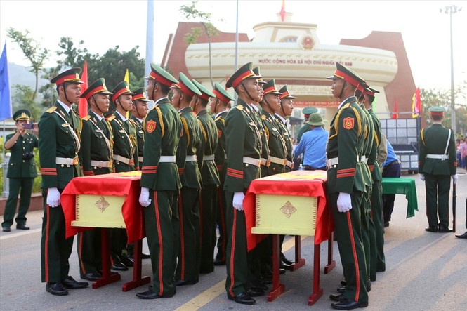 Truy điệu và an táng hài cốt liệt sĩ quân tình nguyện - ảnh 2