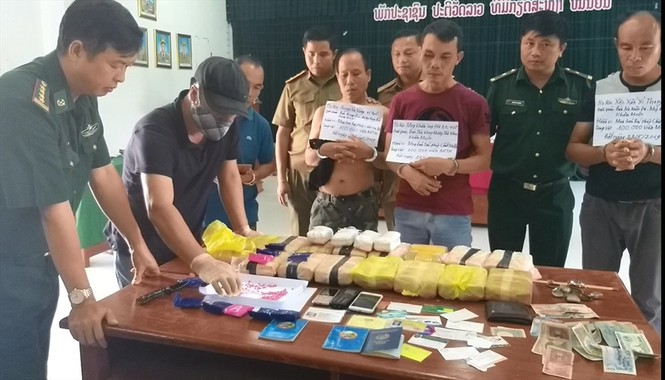 Bắt 3 đối tượng người Lào vận chuyển 100.000 viên ma túy ở biên giới - ảnh 1