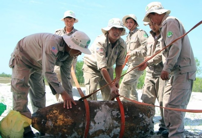 Phát hiện quả bom nặng 340 kg bị tháo gỡ để lấy thuốc nổ - ảnh 1