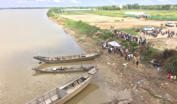 Tìm thấy 3 thi thể trong vụ nghi án 2 vợ chồng ôm con nhảy sông tự tử - ảnh 1