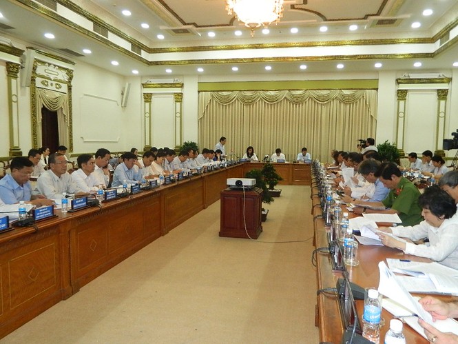 Kênh thoát nước sân bay Tân Sơn Nhất bị lấp làm lối đi - ảnh 2