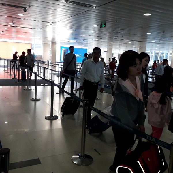 Sân bay Tân Sơn Nhất thông thoáng sáng 29 Tết - ảnh 19