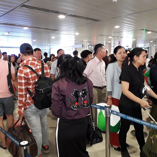 Sân bay Tân Sơn Nhất thông thoáng sáng 29 Tết - ảnh 21