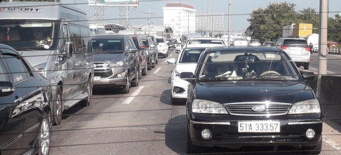 Mùng 4 Tết: Du khách đổ về Vũng Tàu, cao tốc, quốc lộ 51 đông nghẹt - ảnh 1