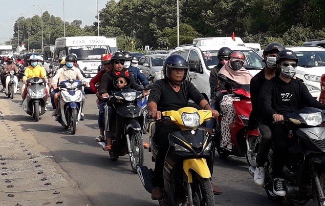 Mùng 4 Tết: Du khách đổ về Vũng Tàu, cao tốc, quốc lộ 51 đông nghẹt - ảnh 8